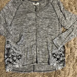 Aeropostale women’s small petite gray lace shirt